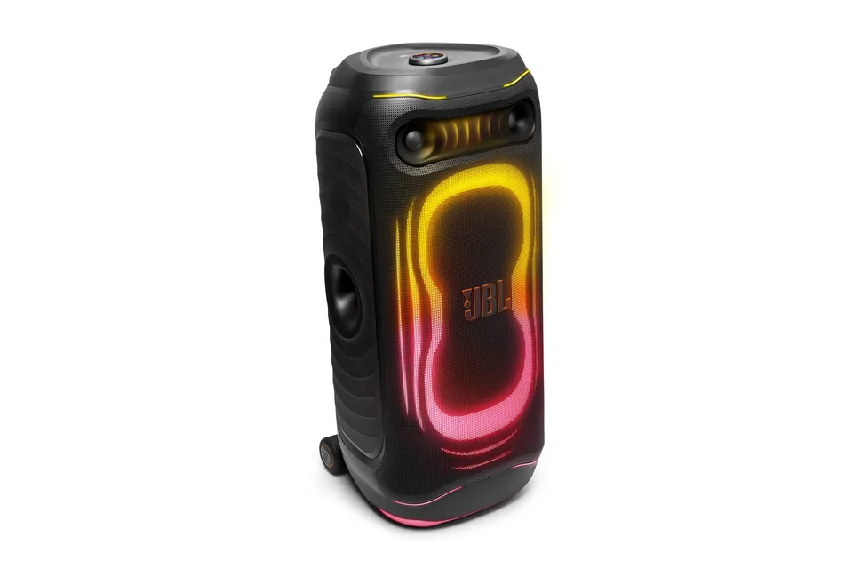 JBL PartyBox Ultimate 2 in Schrägansicht mit gelb-roter Frontbeleuchtung vor weißem Hintergrund