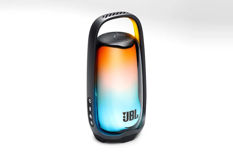 JBL Pulse 6 in Schwarz mit orange-blauer Beleuchtung und leuchtendem Tragegriff vor hellem Hintergrund