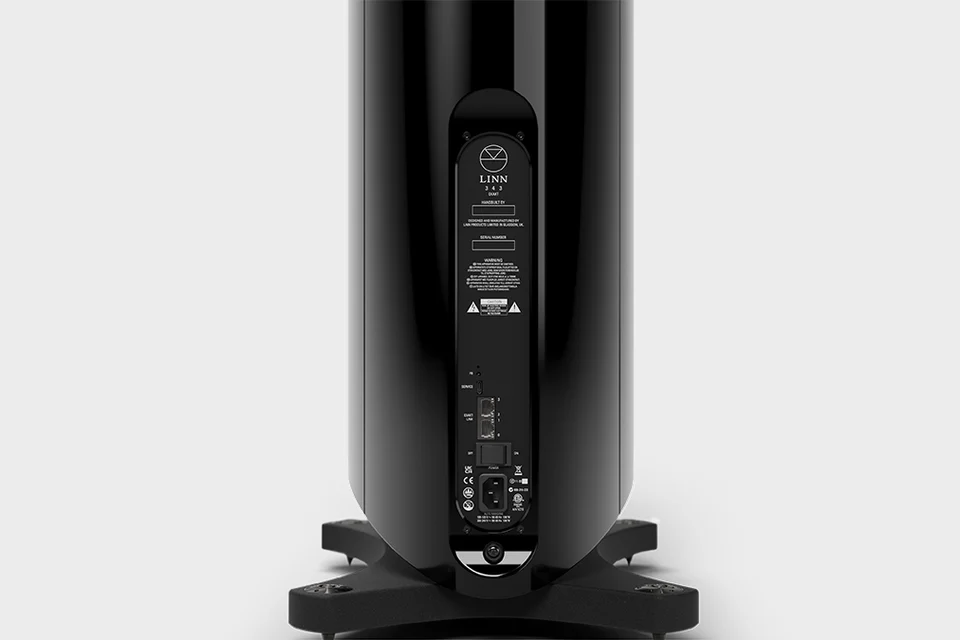 Rückseite des Linn 343 Exakt Integrated mit Anschlussfeld in Piano Black