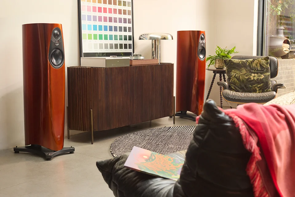 Linn 343 PWAB: Standlautsprecher mit aktivem Bass