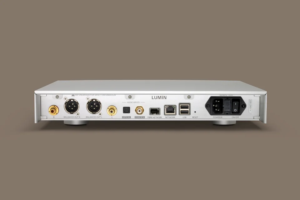 Rückseite eines Netzwerkplayers mit XLR- und Cinch-Ausgängen, Digitaleingängen, SFP-, LAN- und USB-Buchsen