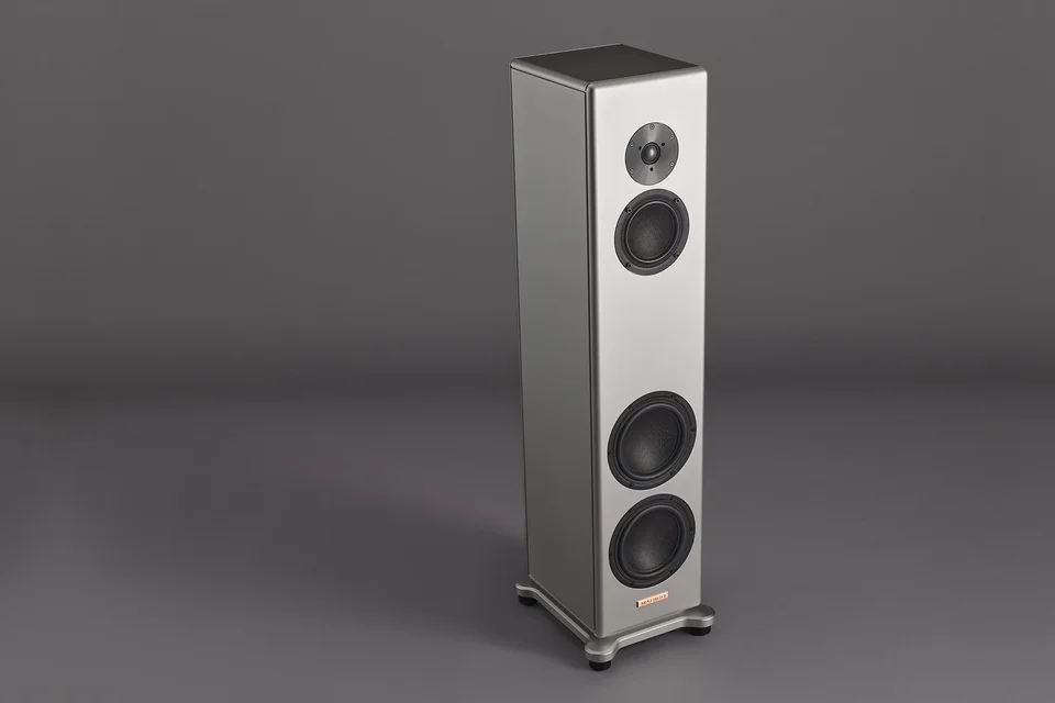 Magico A3 2027 in Silber, schräg von vorn vor grauem Hintergrund