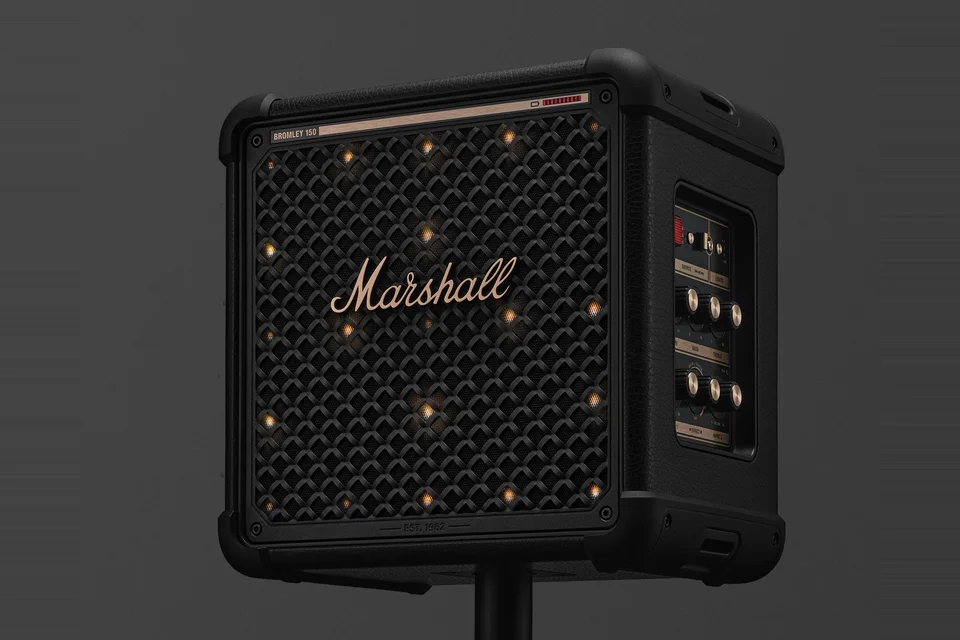 Marshall Bromley 150 auf einem Lautsprecherstativ mit leuchtenden Lichteffekten hinter dem Gitter