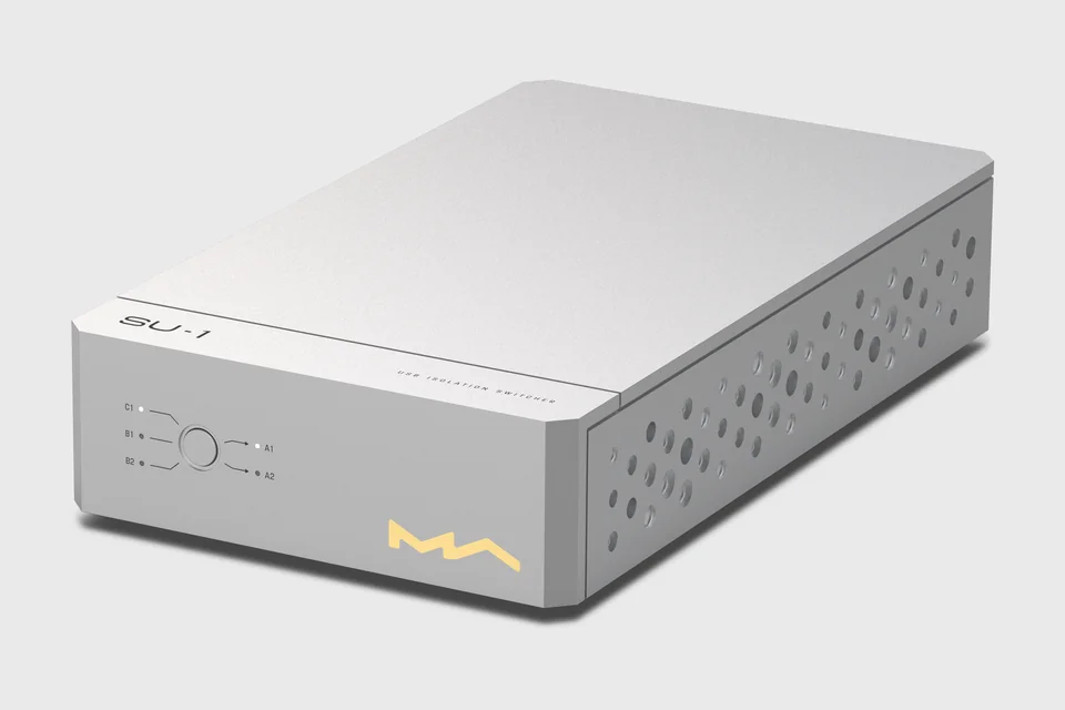 Matrix Audio SU-1 schräg von vorn mit Taster, Status-LEDs und gelochter Seitenwand