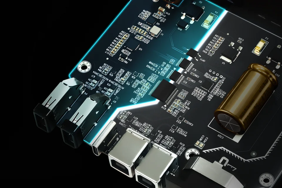 Platine mit USB-Buchsen, Isolationschips und einem großen Elektrolytkondensator