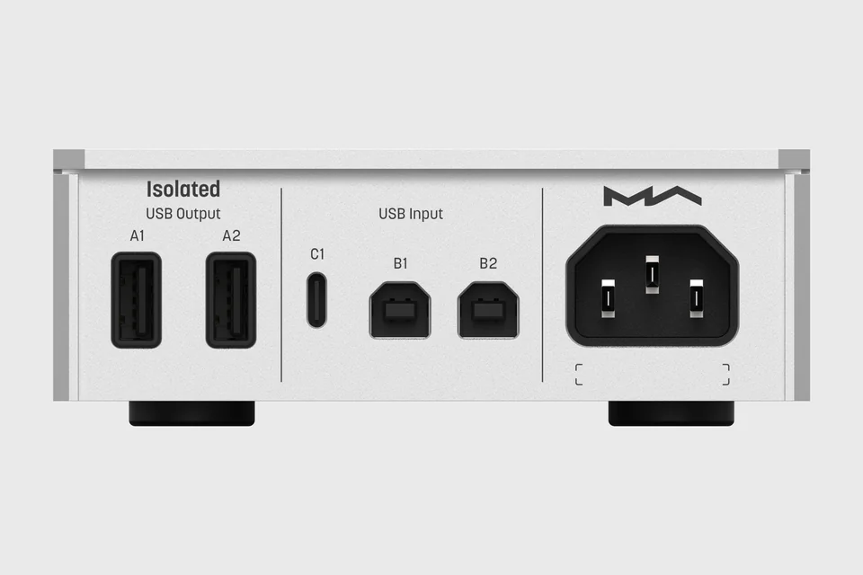 Rückseite mit zwei USB-A-Ausgängen, einem USB-C- und zwei USB-B-Eingängen sowie Netzbuchse