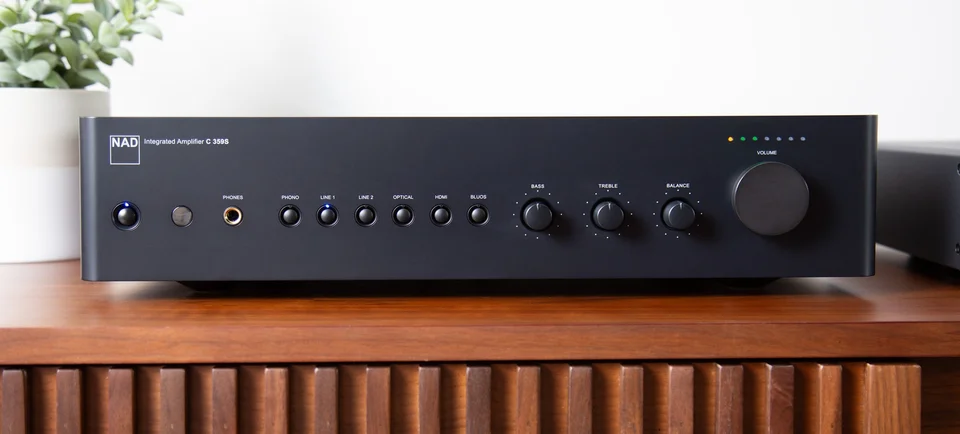 NAD C 359S in Schwarz von vorn mit Quellentasten, Klangreglern und großem Lautstärkeknopf