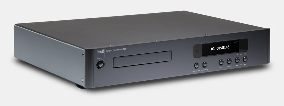 NAD C 569 in Schwarz schräg von vorn mit CD-Schublade, Display und Bedientasten
