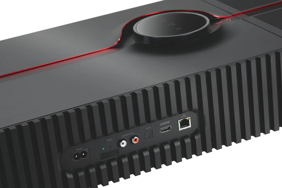 Rückseite mit Kühlrippen, Netzbuchse, Cinch-Subwoofer-Ausgang, optischem Eingang, HDMI und Ethernet