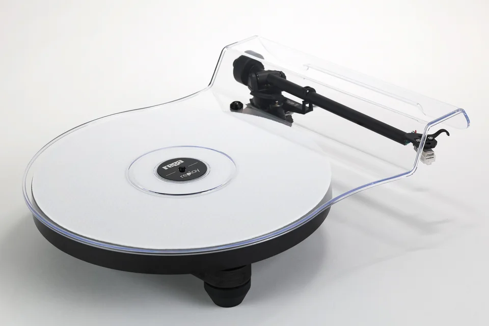 Rega Replay mit weißer Plattentellermatte und aufgesetzter transparenter Staubschutzhaube