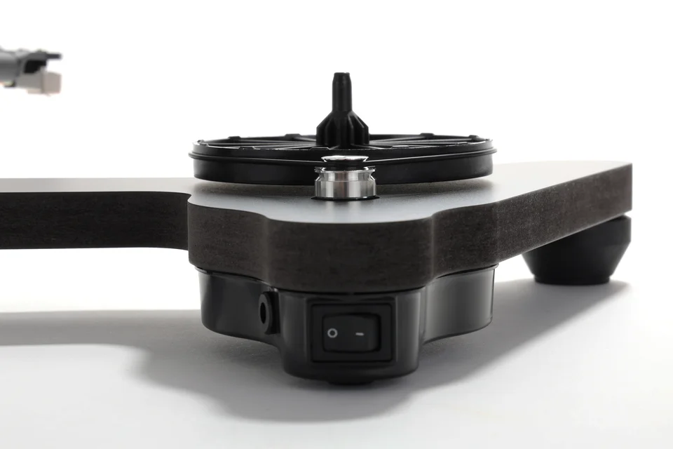 Motormodul eines Plattenspielers mit Netzschalter, Stromanschluss und Aluminium-Riemenscheibe