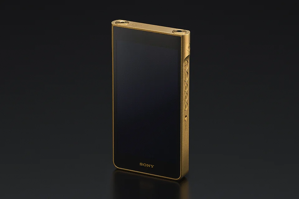 Sony NW-WM1ZM3 mit goldfarbenem Rahmen, großem Display und Seitentasten vor dunklem Hintergrund