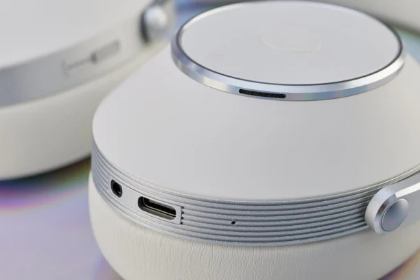 Weiße Ohrmuschel mit geriffeltem Aluminiumring, 2,5-mm-Klinkenbuchse und USB-C-Anschluss