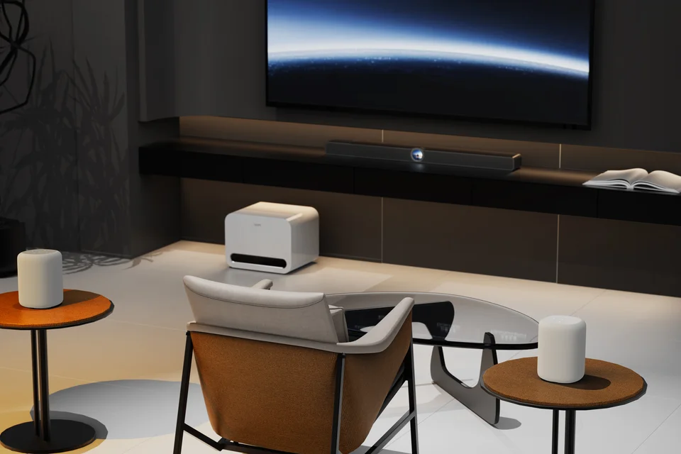 Heimkino mit Soundbar unter dem Fernseher, weißem Subwoofer und zwei Lautsprechern auf Beistelltischen