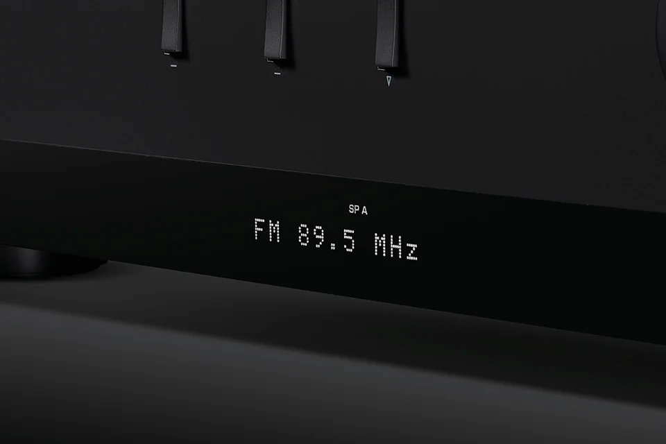 Nahaufnahme des Displays am Yamaha R200A mit der Anzeige FM 89.5 MHz