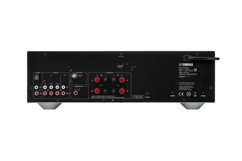 Rückseite des Yamaha R200A mit Phono- und Cinch-Buchsen, Antennenanschluss, Subwoofer-Ausgang und Lautsprecherklemmen A/B